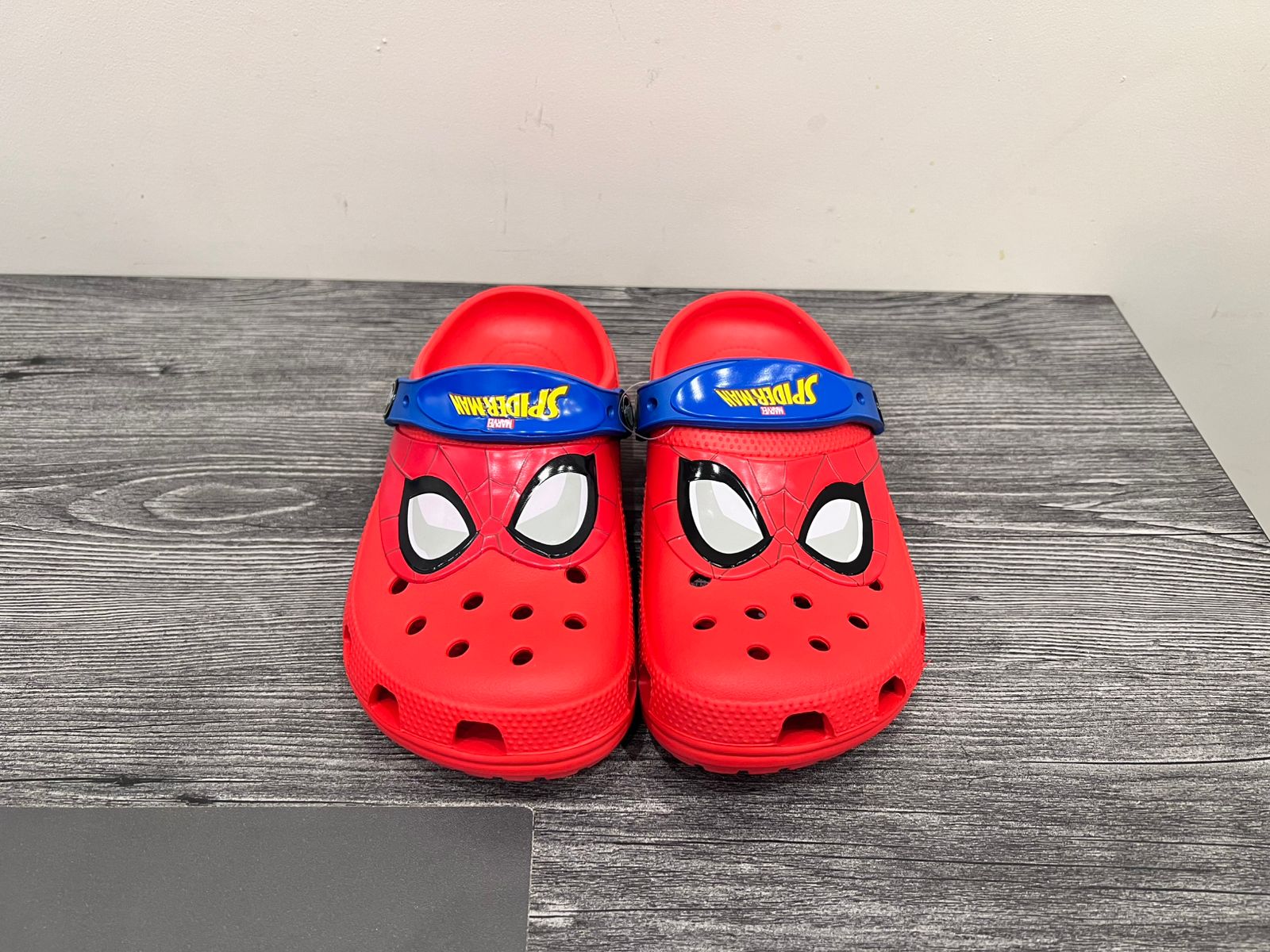 spiderman crocs-red Secondary image